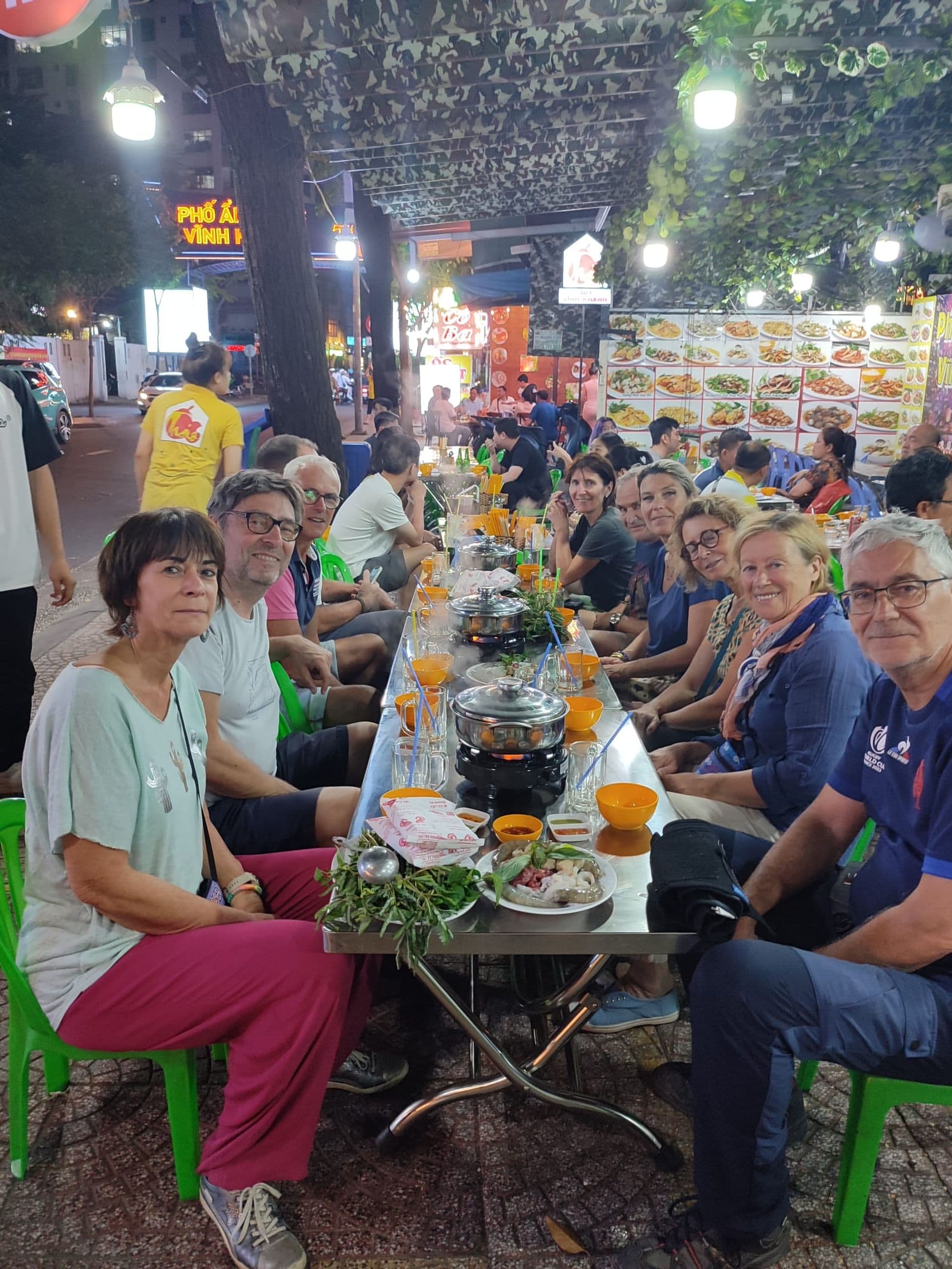 Manger dans la rue à Saigon