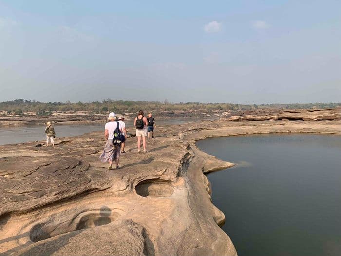 Grandeur naturelle le long de la frontière entre la Thaïlande et le Laos