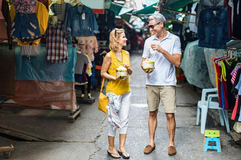 couple streetfood street food shopping thailand 4